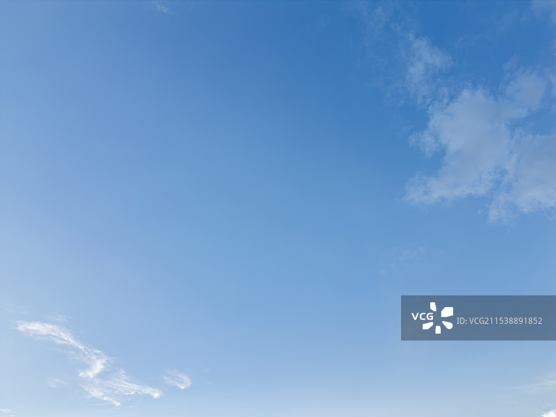 无人机高空航拍的蓝天白云图片素材