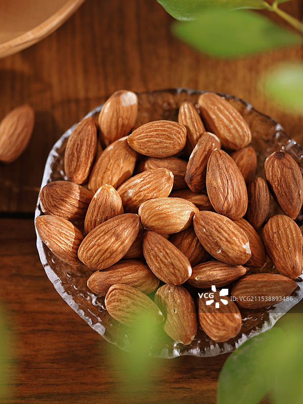 春节氛围静物摄影盘里装着坚果巴坦木扁桃仁图片素材