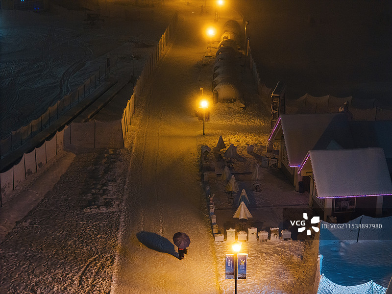 冬季雪中的西岭雪山小镇街道夜景图片素材