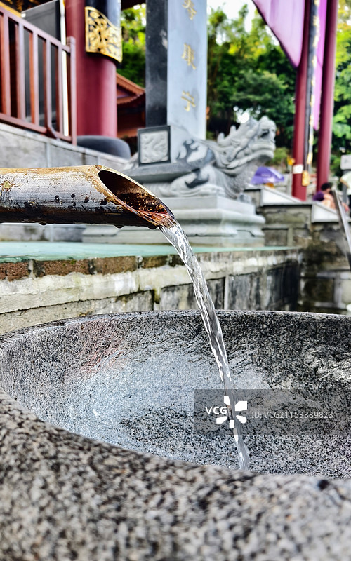 清泉古寺寺庙洗手竹筒流水图片素材