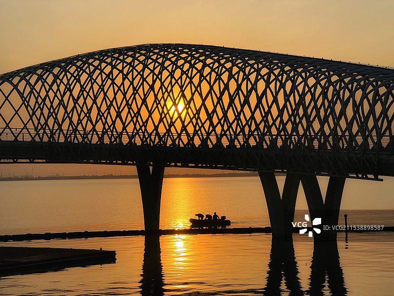 苏州湾东太湖度假区如意桥日落与捕鱼人图片素材