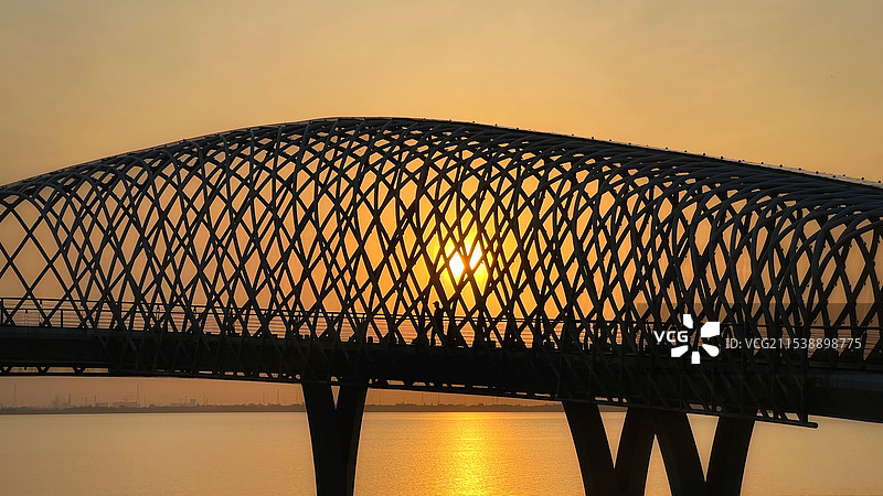 苏州东太湖度假区如意桥日落与桥上运动的人图片素材