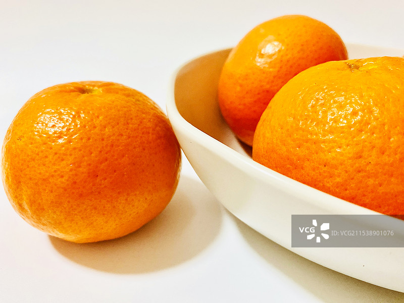 盘子里沃柑的特写图片素材