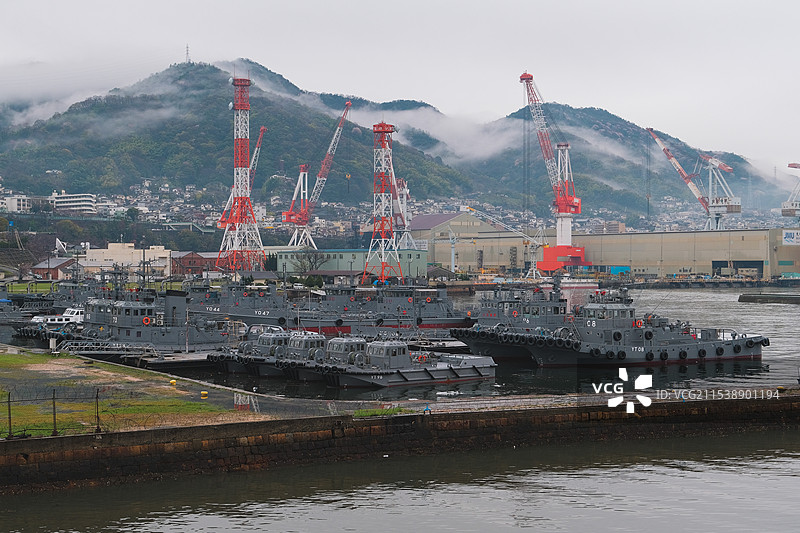 日本广岛吴市海港造船厂与停泊的船只图片素材
