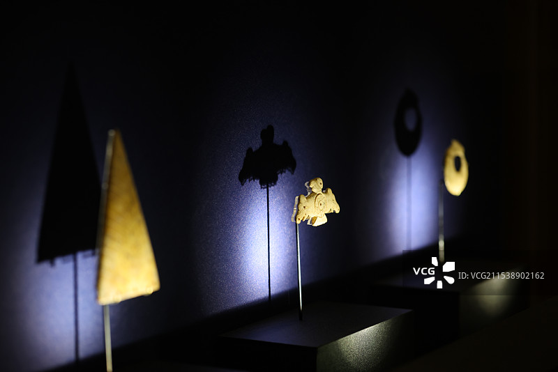 玉龙玉鹰人面纹冠形玉饰丫形玉器神树形玉饰组图故宫博物院文明先锋凌家滩文化玉器展图片素材