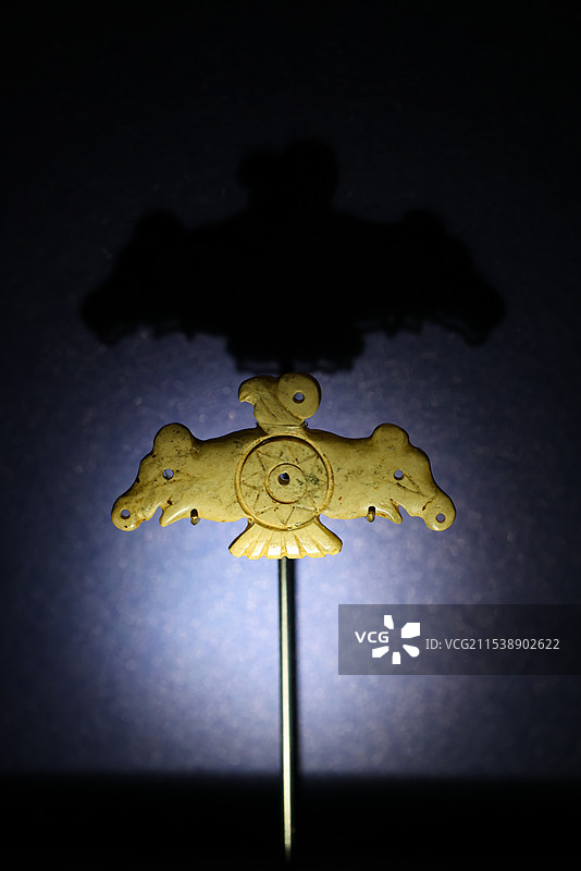 玉龙玉鹰人面纹冠形玉饰丫形玉器神树形玉饰组图故宫博物院文明先锋凌家滩文化玉器展图片素材