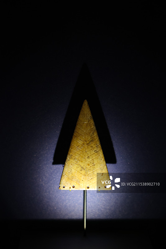 玉龙玉鹰人面纹冠形玉饰丫形玉器神树形玉饰组图故宫博物院文明先锋凌家滩文化玉器展图片素材