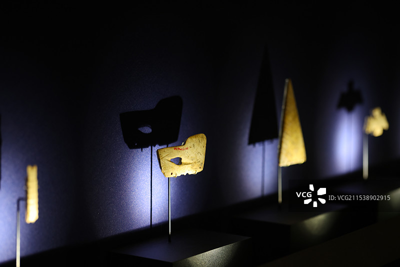 玉龙玉鹰人面纹冠形玉饰丫形玉器神树形玉饰组图故宫博物院文明先锋凌家滩文化玉器展图片素材