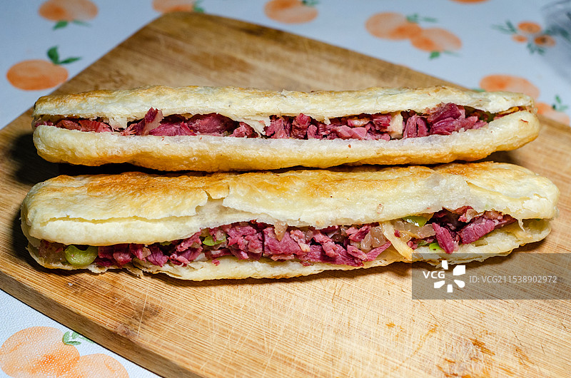 案板上两个河间驴肉火烧图片素材