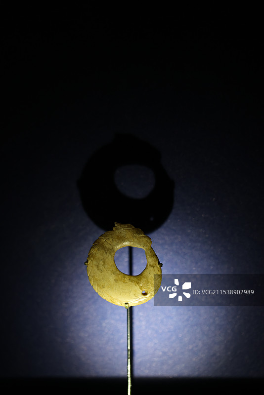 玉龙玉鹰人面纹冠形玉饰丫形玉器神树形玉饰组图故宫博物院文明先锋凌家滩文化玉器展图片素材