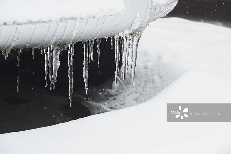 冬季被冰冻的车辆上的冰锥图片素材