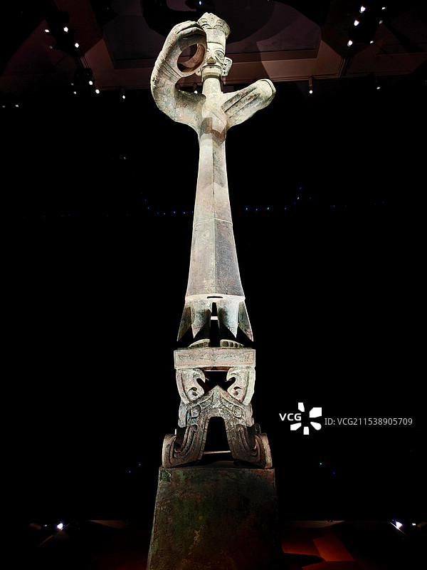 沉睡数千年，一醒惊天下-三星堆博物馆镇馆之宝-青铜大立人图片素材