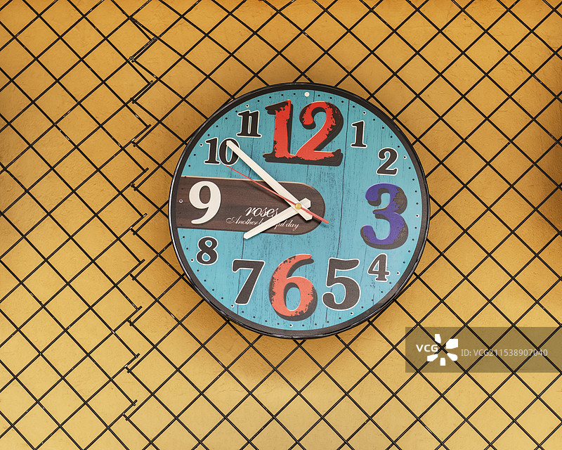 挂在墙壁上的文创时钟表图片素材