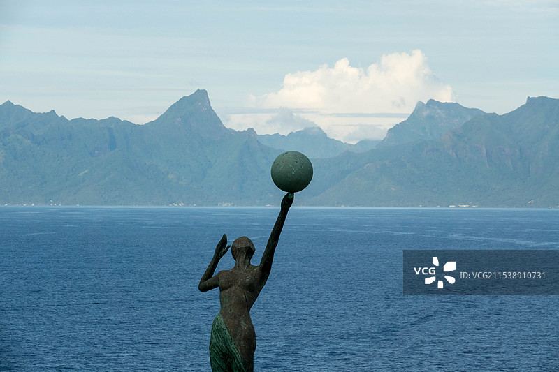 从歌诗达邮轮上看大溪地的山和雕像图片素材