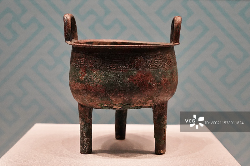 涡纹柱足铜鼎图片素材