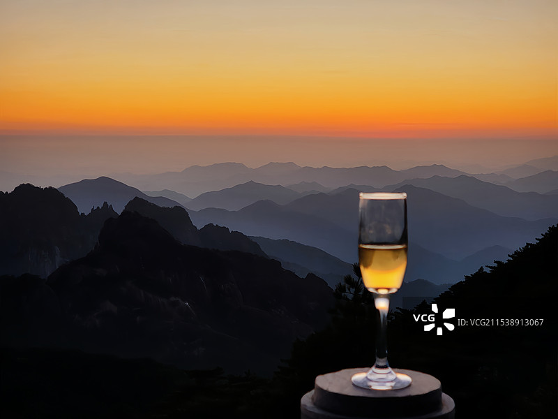 举杯敬夕阳图片素材