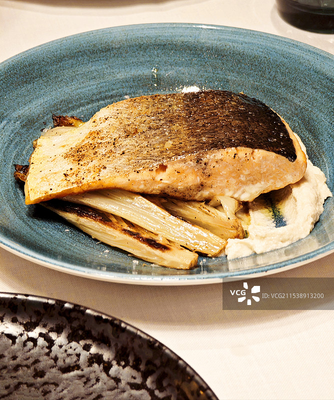 煎三文鱼佐酸奶油图片素材
