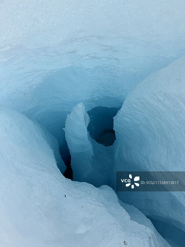 西藏仁龙巴冰川-近距离触摸蓝冰图片素材