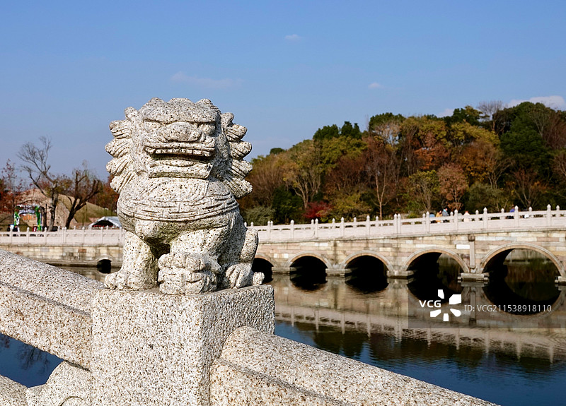 上海广富林文化遗址石拱圆拱长桥石狮子图片素材