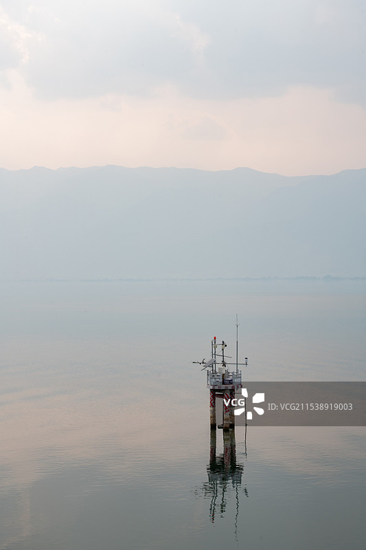 湖中一台水质检测器图片素材