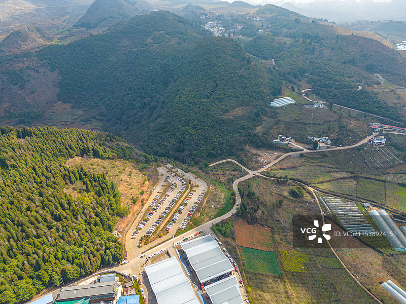 山区停车场航拍全景图片素材