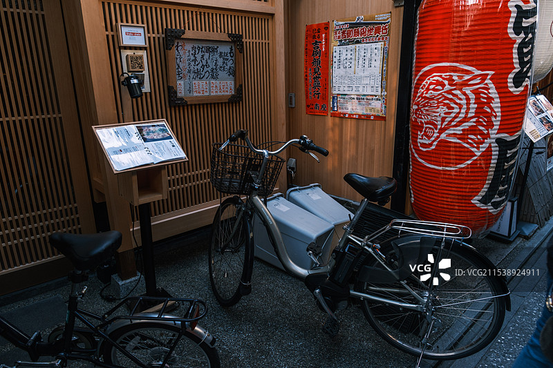 京都先斗町居酒屋门口的陈设图片素材