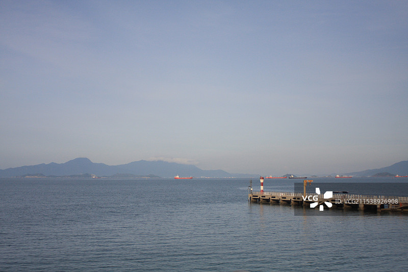 海边码头对着海景蓝天的景观图片素材