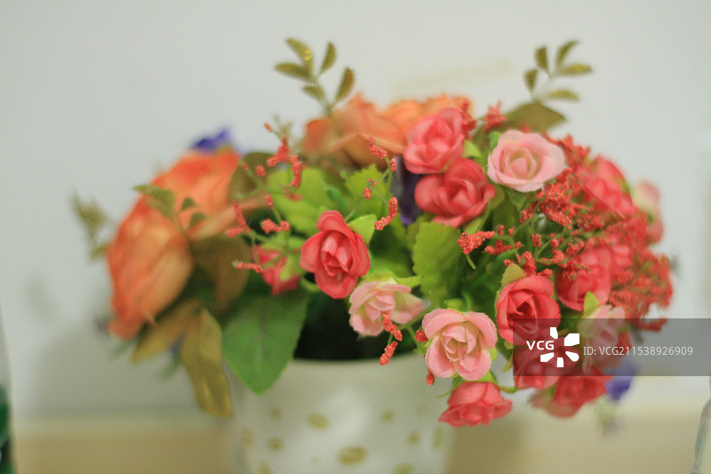 桌上花瓶里的玫瑰特写镜头图片素材