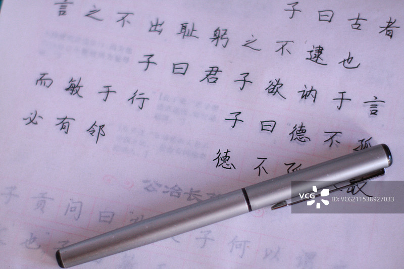 桌上有笔的书法练习本的高角度视图图片素材