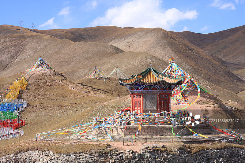 青海日月山的日月塔在群山背景下的特写图片素材