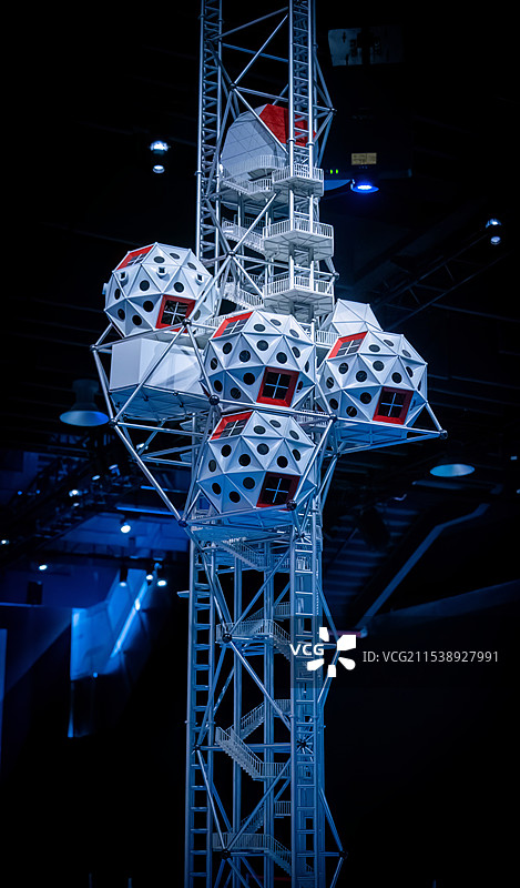 上海世博会博物馆内陈列的世博会历史相关展品，日本著名设计师菊竹清训设计的1970年大阪世博会塔图片素材