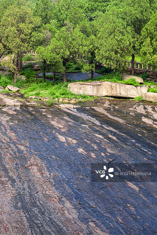 中国非都市风光拍摄主题，山东省泰安市国内著名景点泰山风景区，经石峪的石刻全景图，户外白昼无人图像摄影图片素材