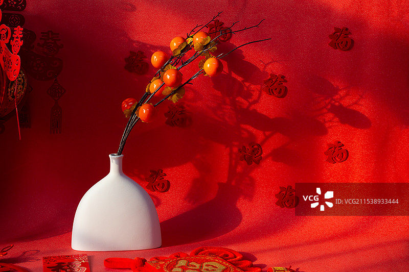 中国传统节日喜庆春节红色背景福字花灯中的花瓶和柿柿如意仿真柿子水果梅花花卉吉祥装饰品图片素材