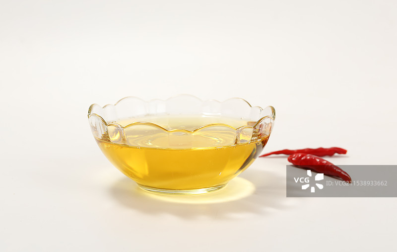 白色背景上一碗花生油图片素材