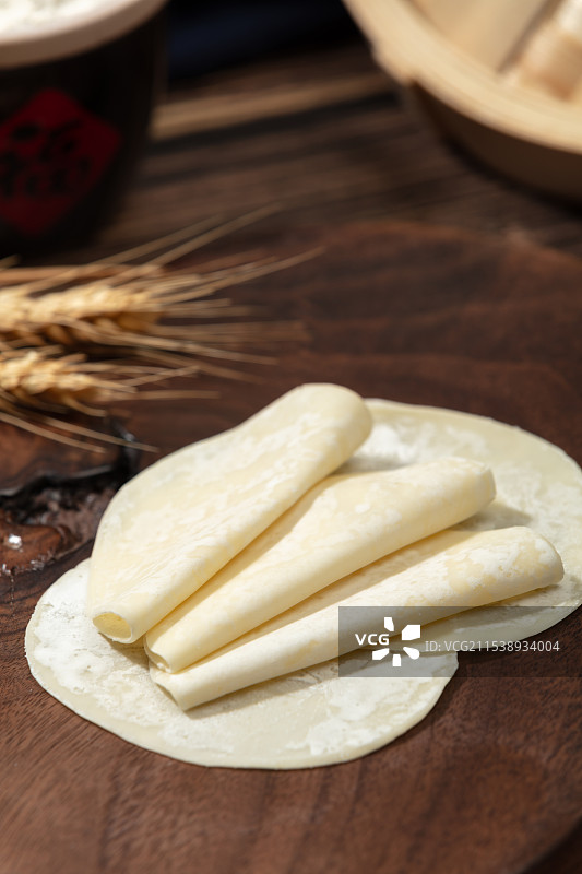 厚木板上的饺子皮图片素材