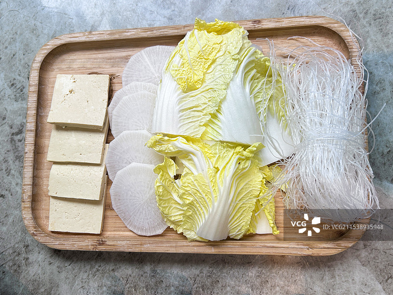 铜锅涮羊肉的配菜豆腐萝卜白菜粉丝图片素材