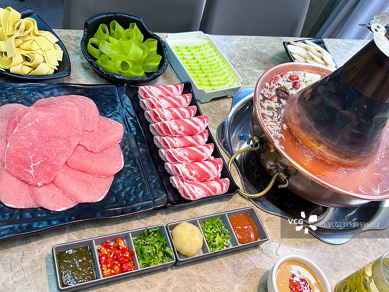 铜锅涮羊肉涮菜肉和小料图片素材