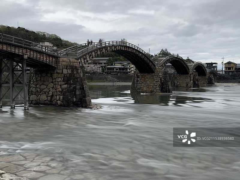 日本山口县岩国市锦带桥与河流长时间曝光图片素材