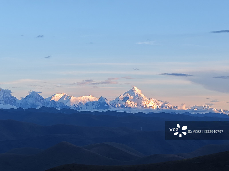 贡嘎雪山日照金山图片素材
