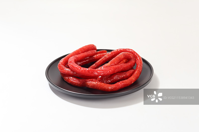 白色背景上黑色盘子里的香肠图片素材