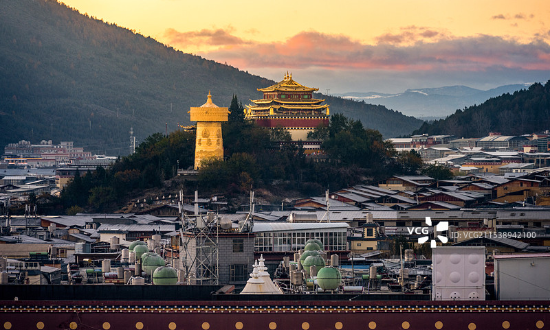 香格里拉独克宗古城龟山公园大转经筒图片素材