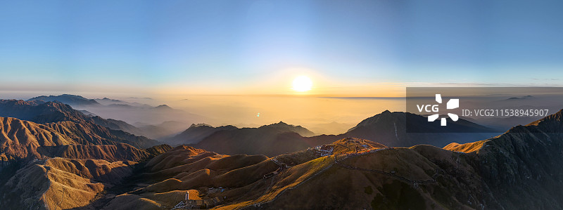 日出的武功山，阳光洒下的金色光芒图片素材