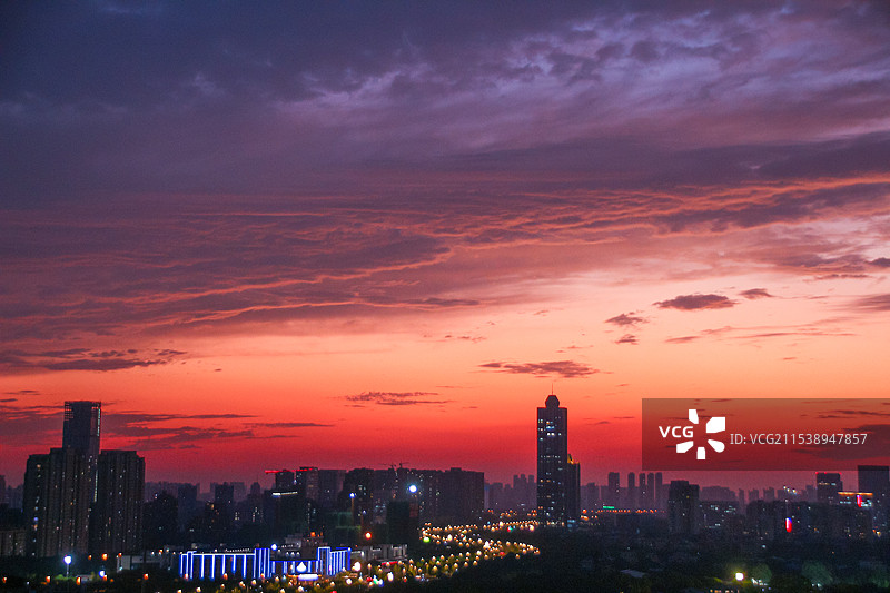 火烧云下的都市夜景图片素材