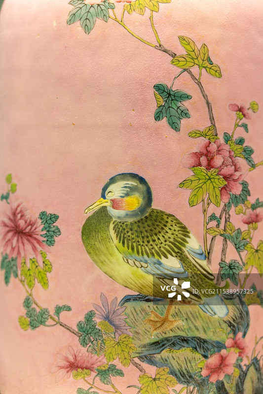 厦门博物馆文物 清乾隆•轧道粉彩鸳鸯灯笼瓶 文物中的花鸟世界图片素材