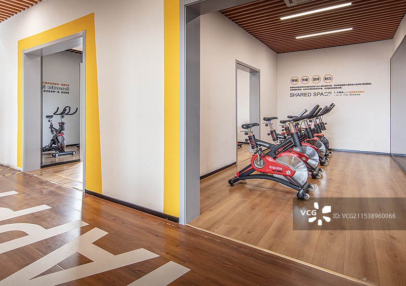 健身房里的单车房图片素材