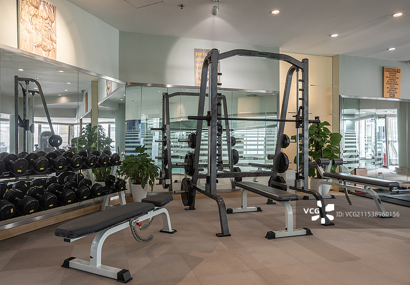 健身房里的无氧器械区域图片素材