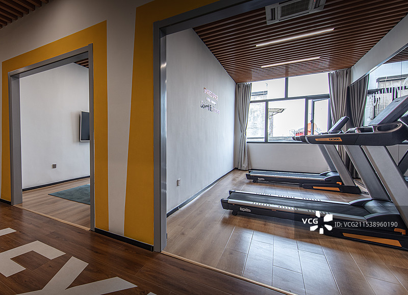 健身房里的跑步机图片素材