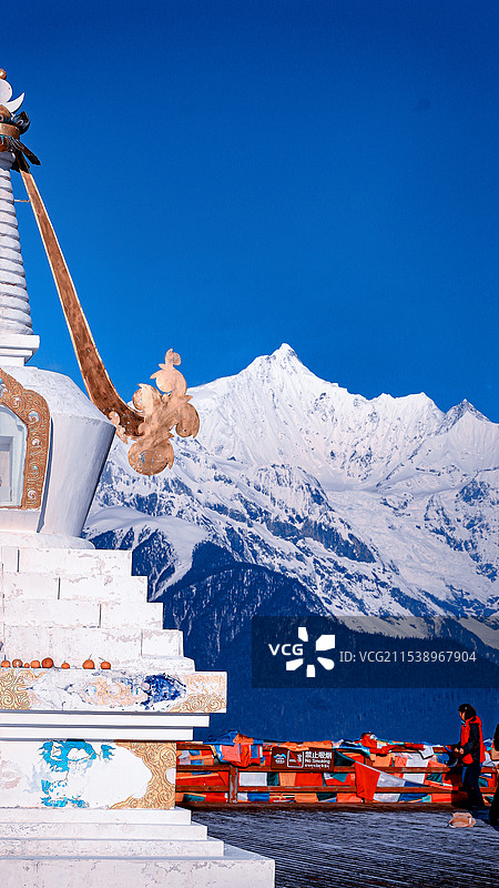 哈巴雪山远景图片素材