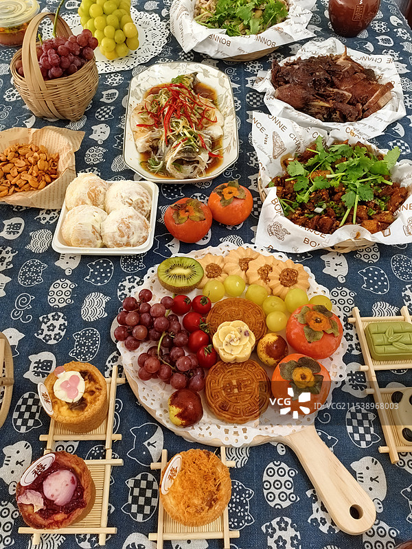 丰盛的中秋节晚餐图片素材