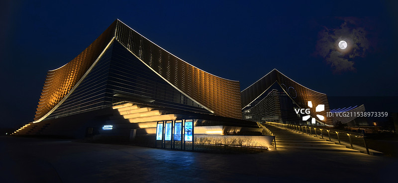 《月光下的北京艺术中心》图片素材